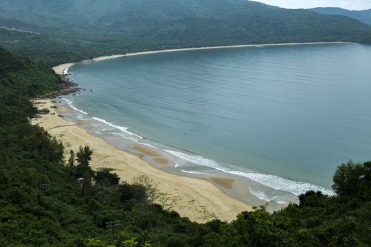 岘港海边海岸线