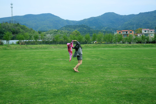 草地女孩