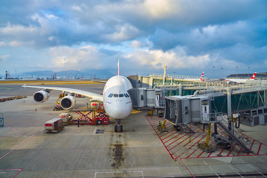 香港国际机场停机坪上的飞机
