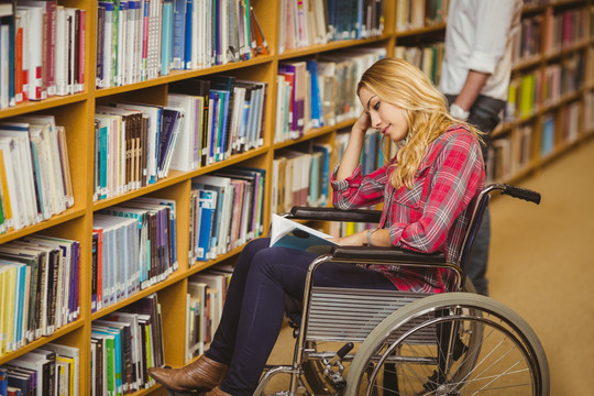 坐轮椅的学生和图书馆的同学交谈