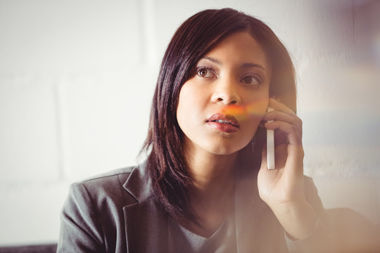 女商人在候诊室打电话