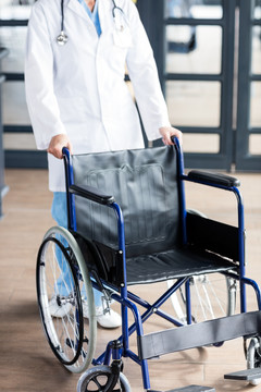 医生在医院走廊里展示轮椅