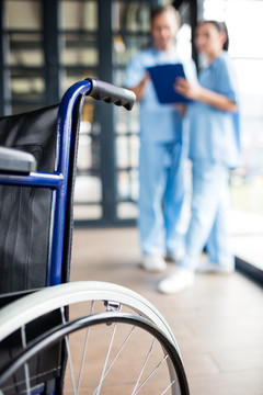 护士在医院走廊带轮椅
