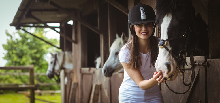 在农村喂马的女骑手