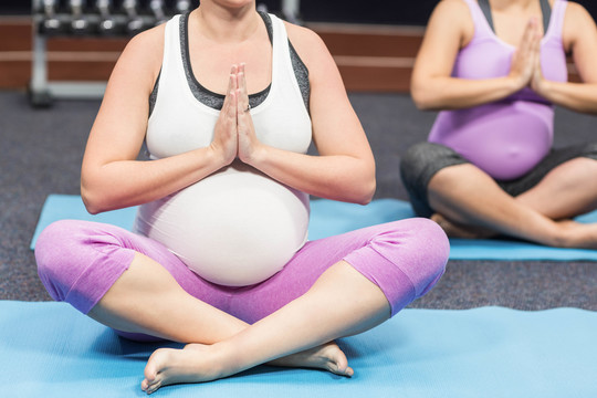 在休闲中心做瑜伽练习的孕妇