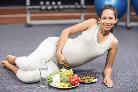 在休闲中心吃健康食品的孕妇