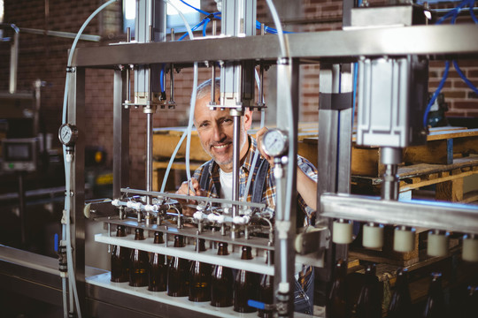 啤酒厂在当地啤酒厂使用机器设备