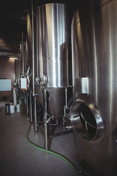 当地啤酒厂的大型钢制啤酒桶
