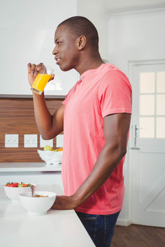 帅哥在厨房喝橙汁