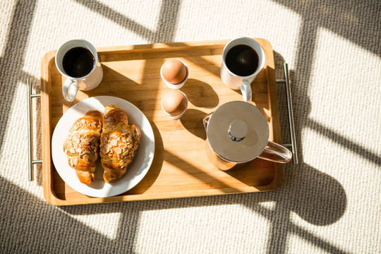 阳光下家中早餐托盘的上方
