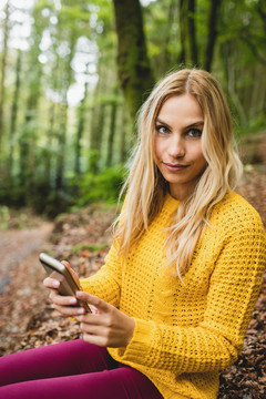 漂亮的金发女人用智能手机
