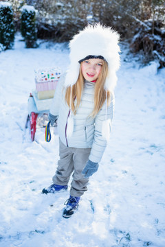 雪天穿冬衣的可爱女孩的肖像