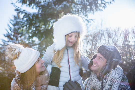 雪天穿冬衣的幸福家庭