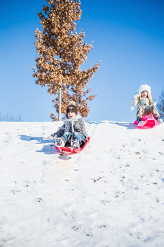 兄弟姐妹在山上滑雪