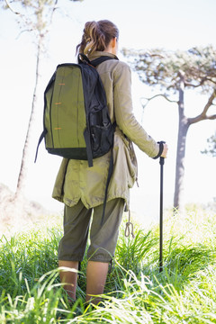 带登山杖的女人