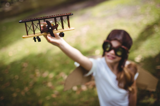 玩玩具飞机的女孩