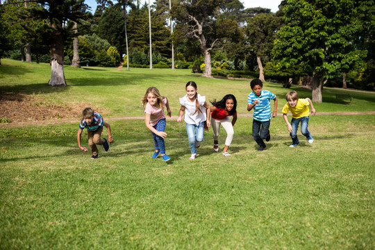 孩子们在公园里跑步