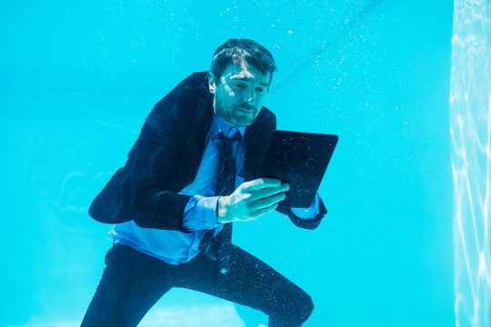 商人在水下使用平板电脑
