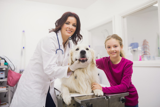 女孩和兽医带狗的肖像