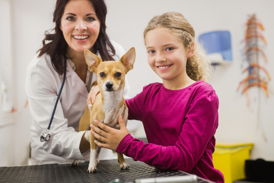 兽医和狗的女孩肖像