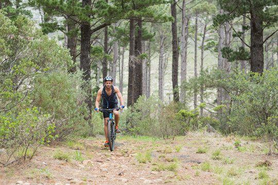 森林里的人骑自行车