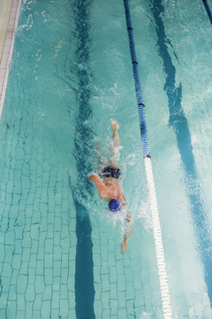 游泳运动员在游泳池中游泳