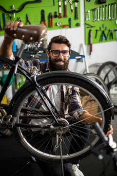 自行车机修工检查自行车