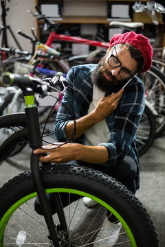 自行车修理工在检查自行车