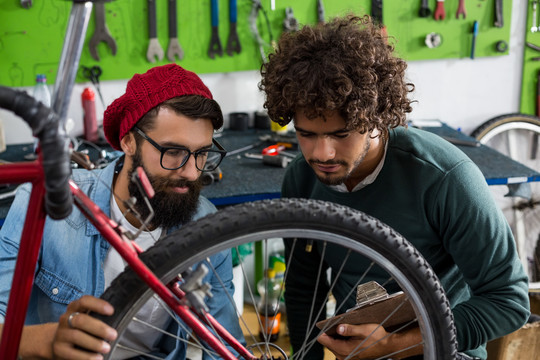 自行车修理工和客户谈修理的事