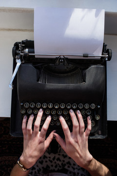 妇女用打字机打字