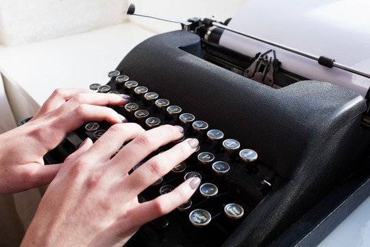 妇女用打字机打字