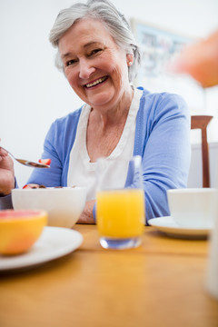 老年妇女吃早饭