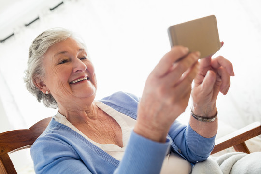 使用智能手机的老年妇女