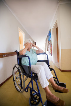 坐在轮椅上的老年妇女