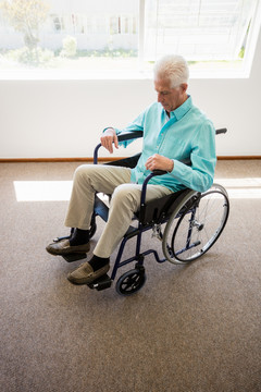 坐在轮椅上的老人