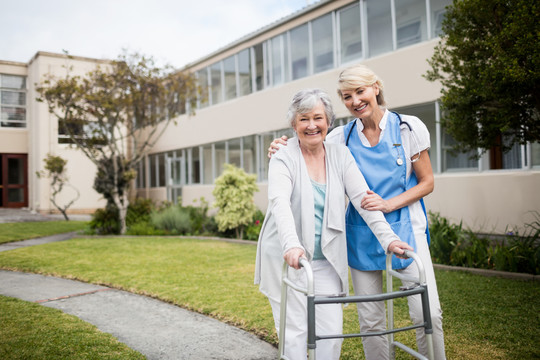 护士帮助老年妇女行走