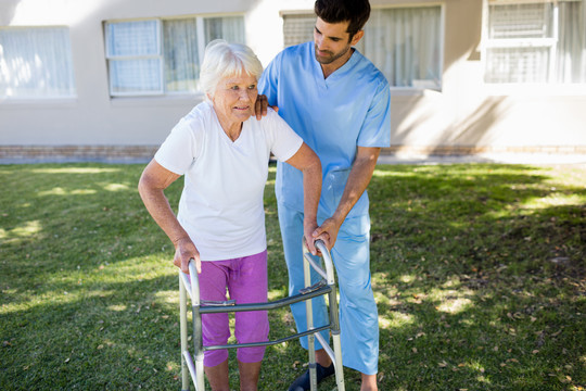 护士帮助老年妇女行走
