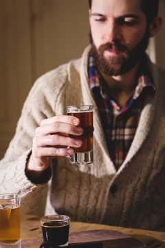 有魅力的时髦男人拿着枪