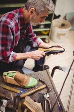鞋匠在鞋上使用刀的剖面图