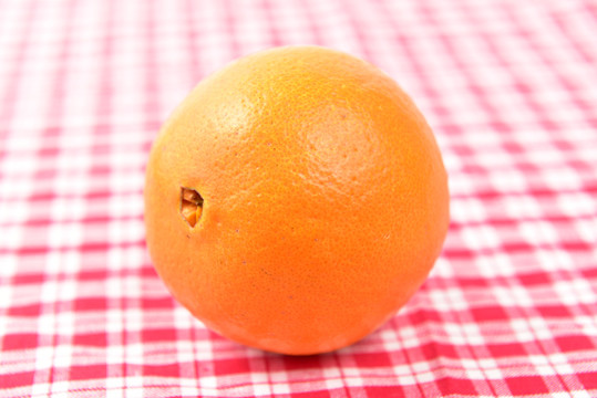 红桌布上的橙子