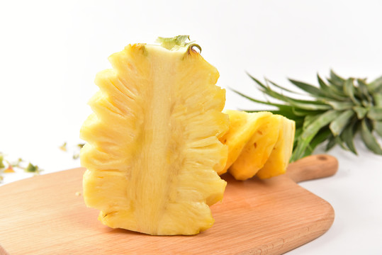 菜板上切开的菠萝