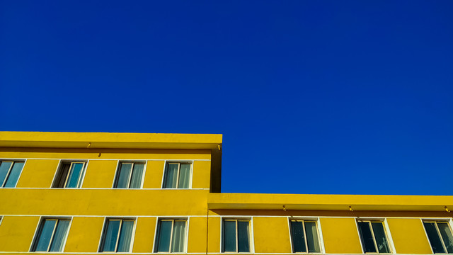 黄色的房子和蓝色的天空