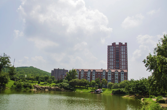 鞍山孟泰公园的湖与多高层住宅楼