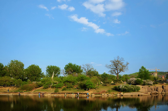 鞍山孟泰公园的湖与树木建筑山峰