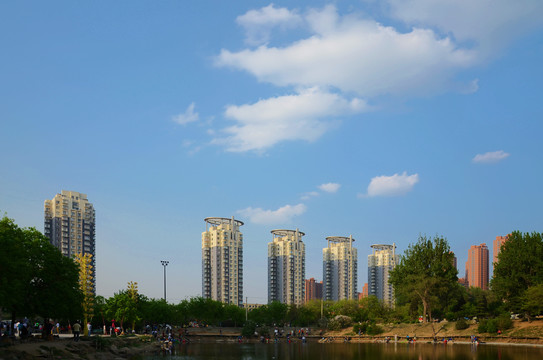 鞍山孟泰公园的湖与高层住宅楼群
