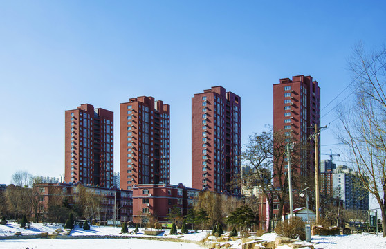 鞍山孟泰公园雪地与住宅建筑群