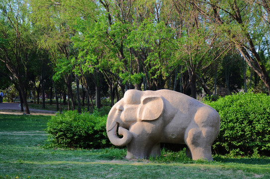 鞍山孟泰公园大象石雕像与树林