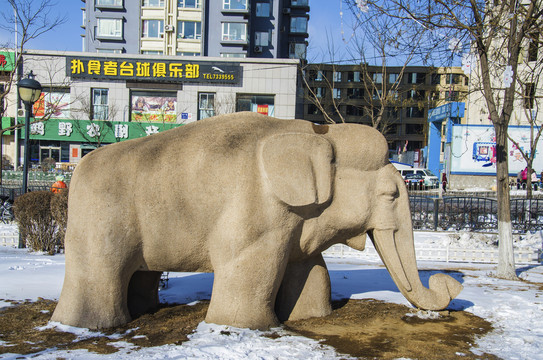 鞍山孟泰公园大象石雕像雪景