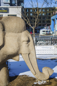 鞍山孟泰公园大象头部石雕像雪景