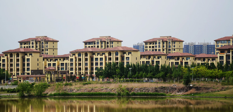 鞍山万水河与河岸水岸华府住宅区